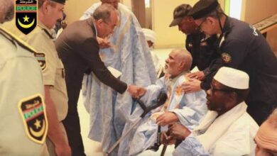 صورة المدير العام للأمن الوطني يشرف على توزيع معونات مالية لصالح بعض متقاعدي الشرطة