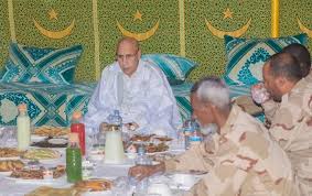 صورة غزواني يشارك الجنود والضباط إفطارهم مساء اليوم بأطار