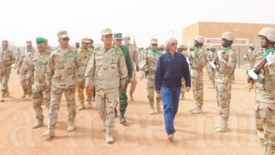 صورة وزير الدفاع وقائد الأركان يتفقدان الكتيبة الموريتانية لقوة الساحل الخمس