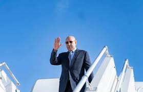 صورة غزواني يغادر إلى باريس في زيارة يلتقي خلالها ماكرون