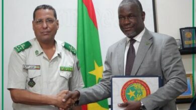 صورة اتفاق بين وزارة التربية ومؤسسة تصنيع الملابس لإنتاج 66 ألف زي مدرسي موحد