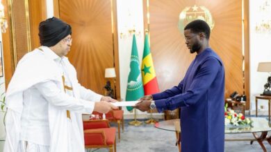 صورة سفير بلادنا في السنغال يقدم أوراق اعتماده