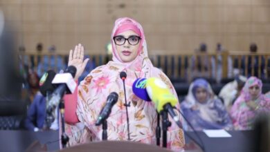 صورة رئيسة وأعضاء مرصد المرأة والفتاة يؤدون اليمين