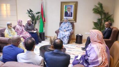 صورة وزيرة العمل الاجتماعي تتباحث مع بعثة من البنك الدولي