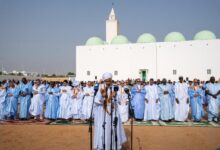 صورة الرئيس غزواني يؤدي صلاة العيد بالجامع العتيق