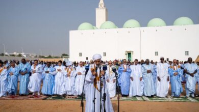 صورة الرئيس غزواني يؤدي صلاة العيد بالجامع العتيق