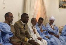 صورة وفد رئاسي يقدم التعازي للمدير العام لشركة صوملك في وفاة والدته