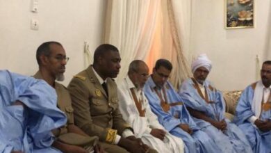 صورة وفد رئاسي يقدم التعازي للمدير العام لشركة صوملك في وفاة والدته