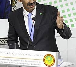 صورة الحكومة تعلن قرب استيراد المحروقات من الجزائر