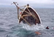 صورة وفاة بحار ونجاة اثنين من حادث اصطدام زورق بباخرة