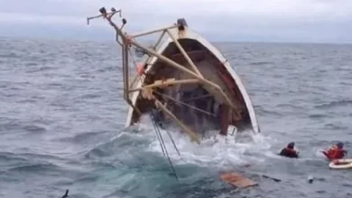 صورة وفاة بحار ونجاة اثنين من حادث اصطدام زورق بباخرة