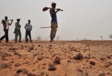 صورة وفاة منقّب وفقدان آخر اختناقاً داخل بئر قرب الشامي