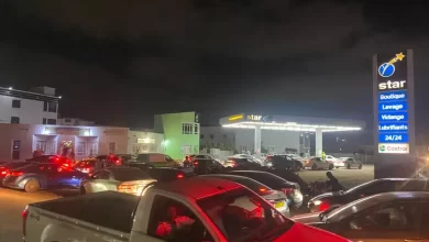 صورة طوابير طويلة بحثا عن البنزين والوزارة تؤكد أن الوضعية في طور الحل