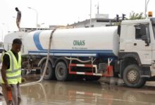 صورة “ONAS”: الفرق تعمل على شفط مياه الأمطار من أحياء نواكشوط