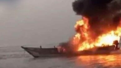 صورة وفاة قبطان غرقا بعد اشتعال زورقه بشاطئ ميناء خليج الراحة