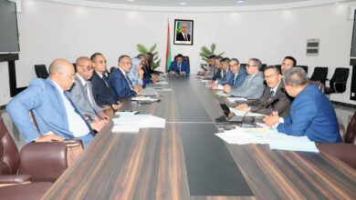 صورة الوزير الأول يترأس اجتماع اللجنة الوزارية المكلفة بتأهيل وتصنيف المؤسسات