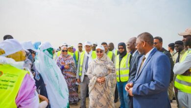 صورة وزيرة البيئة تتفقد نتائج تنظيف 4 كيلومترات من شاطئ نواكشوط