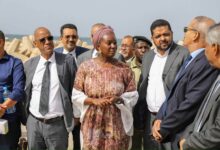 صورة وزيرة الصيد تزور ميناء نواكشوط المستقل