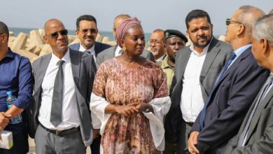 صورة وزيرة الصيد تزور ميناء نواكشوط المستقل